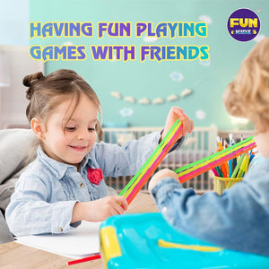 Kinder spielen gemeinsam mit dehnbaren Pop-Röhren