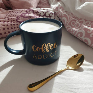 Coffee Addict Kerámia Bögre – 410 ml, Kék Arany Felirattal - BShopy
