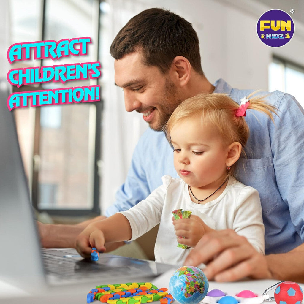 Vater und Kind mit den Spielzeugen aus dem Fidget-Paket