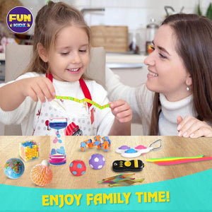 Mädchen und Mutter mit Fidget-Spielzeug am Tisch – gemeinsame Familienzeit