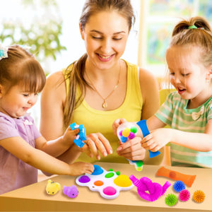 Familie spielt mit Pop it und Squishy