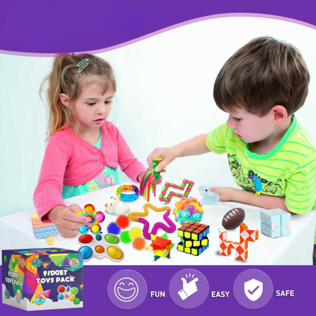 Kinder mit dem Fidget-Spielzeug-Paket – lustig und einfach zu benutzen