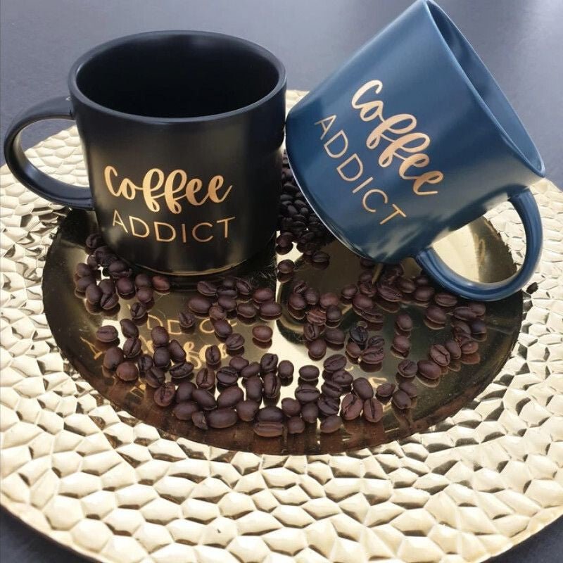 Coffee Addict Kerámia Bögre – 410 ml, Kék Arany Felirattal - BShopy
